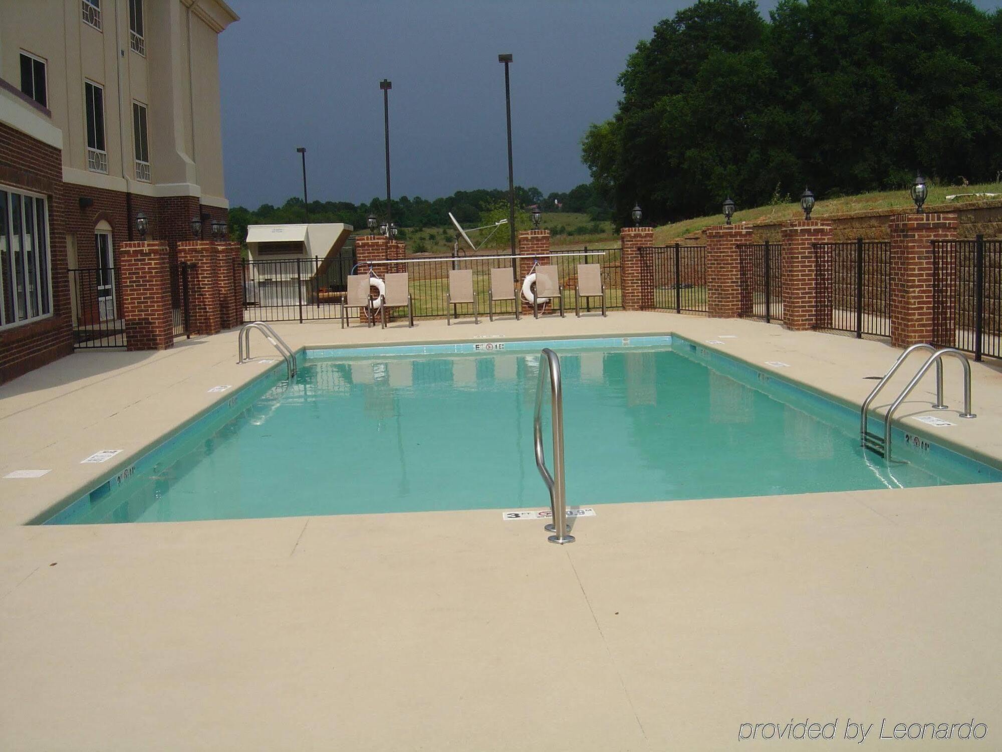 Holiday Inn Express Hotel & Suites Talladega By Ihg Exterior foto